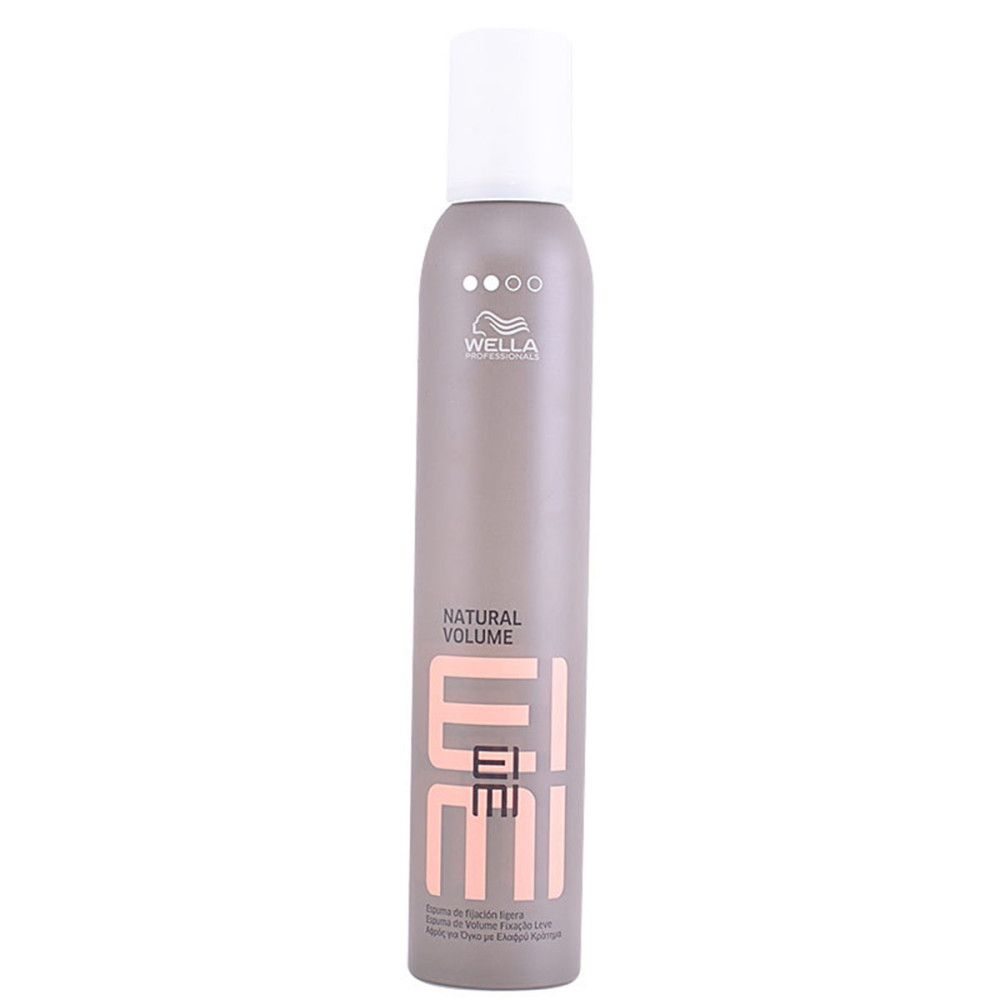 Mousse Wella Eimi Natural Volume, boîte grise avec bouchon blanc. Texte sur la boîte : Natural Volume, Eimi.