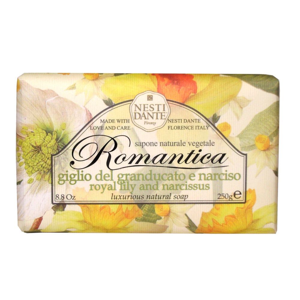 Zeep met bloemenontwerp. Opschrift: Romantica, giglio del granducato e narciso, royal lily and narcissus. Merk: Nesti Dante.