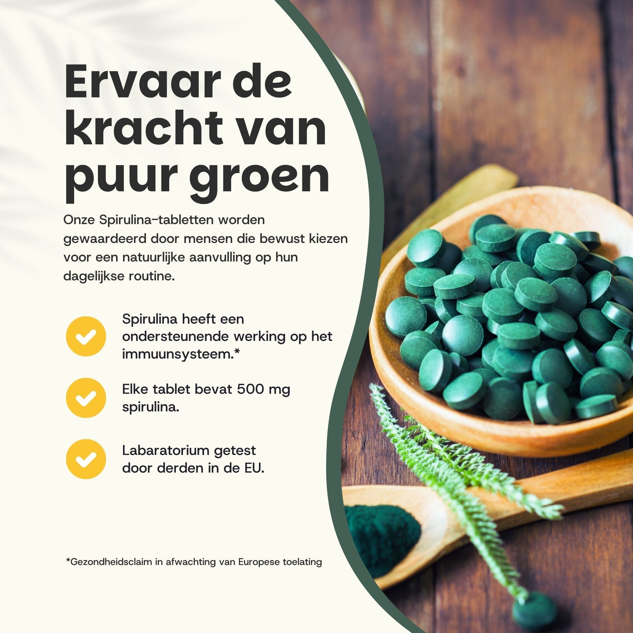 Houten lepels met groene spirulinatabletten. Tekst: Spirulina heeft een ondersteunend effect. Elke tablet bevat 500 mg spirulina.