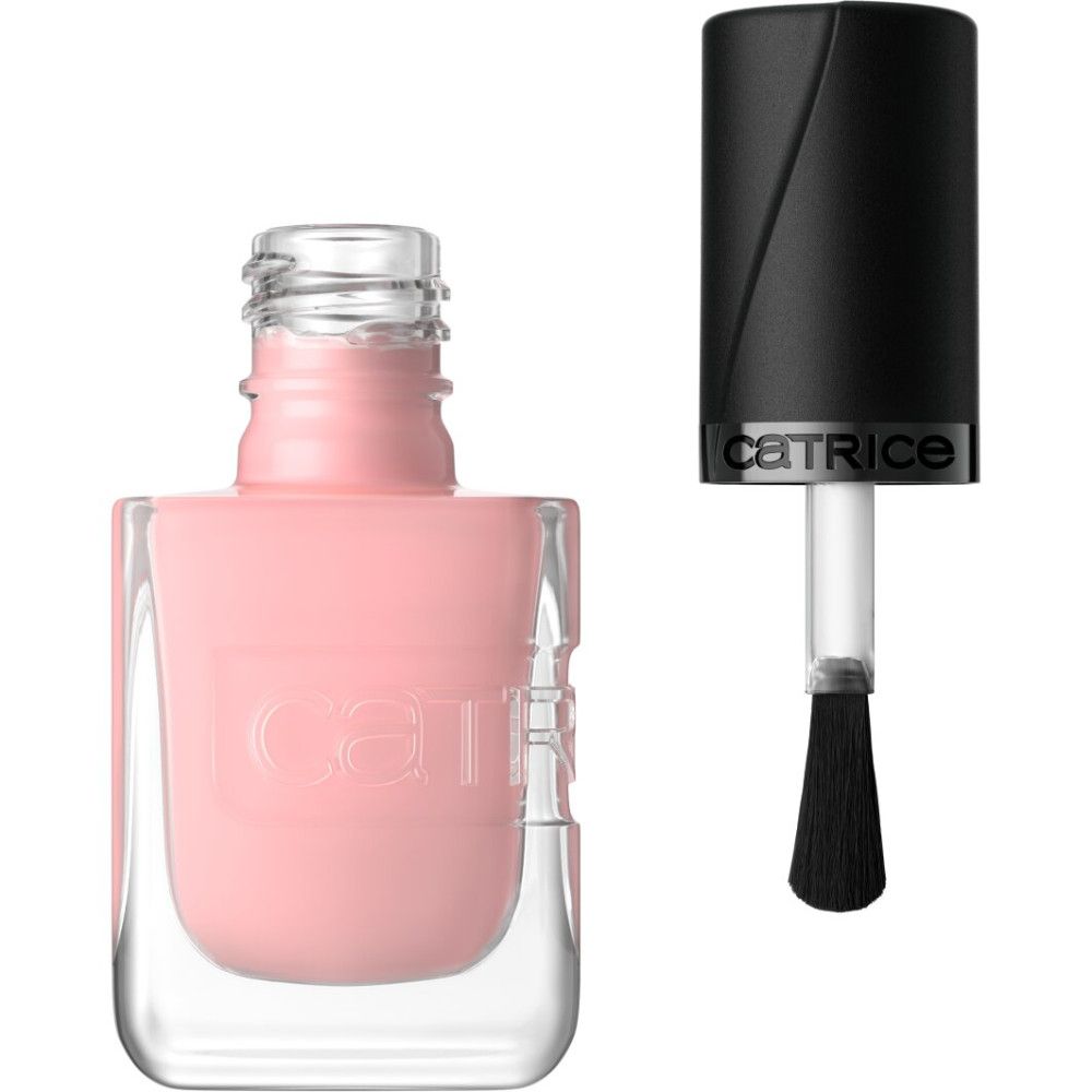 Een lichtroze nagellak in een doorzichtig glazen flesje met een zwarte dop en applicator. Het merk 'catrice' is zichtbaar op het flesje en de dop.