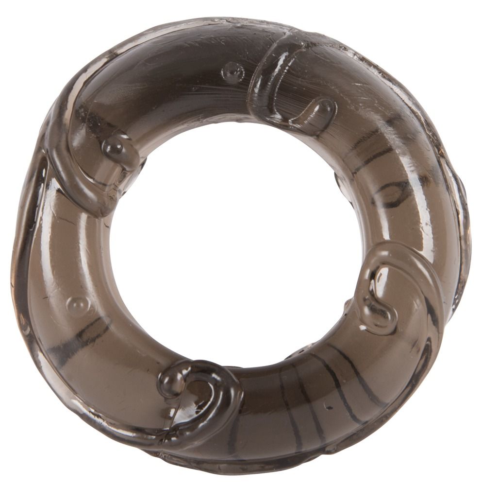 Zwarte, flexibele penisring met een glad oppervlak en decoratieve elementen. Het product heeft een ronde vorm met een gat in het midden.