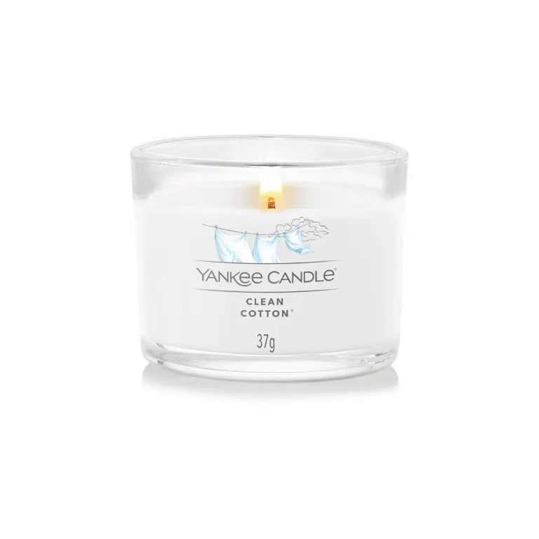 Bougie Yankee Candle Clean Cotton 37g dans un verre transparent. Cire blanche, flamme allumée.