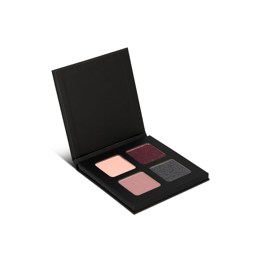 Palette de fards à paupières avec quatre teintes. Emballage noir ouvert. Couleurs : rose, bordeaux, gris et mauve.