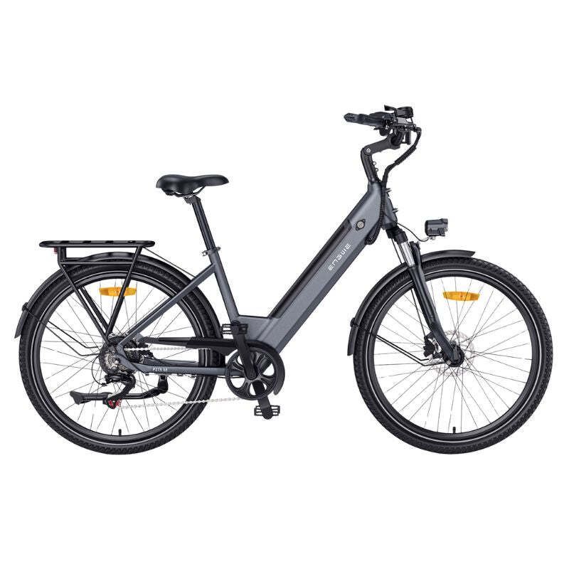 Vélo électrique gris avec porte-bagages, garde-boue et phare. Marque ENGWE.