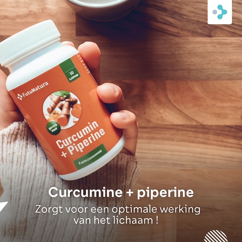 Fles met oranje etiket, vastgehouden door een hand. Opschrift: Curcumine + piperine. Tekst: Zorgt voor een optimale werking.
