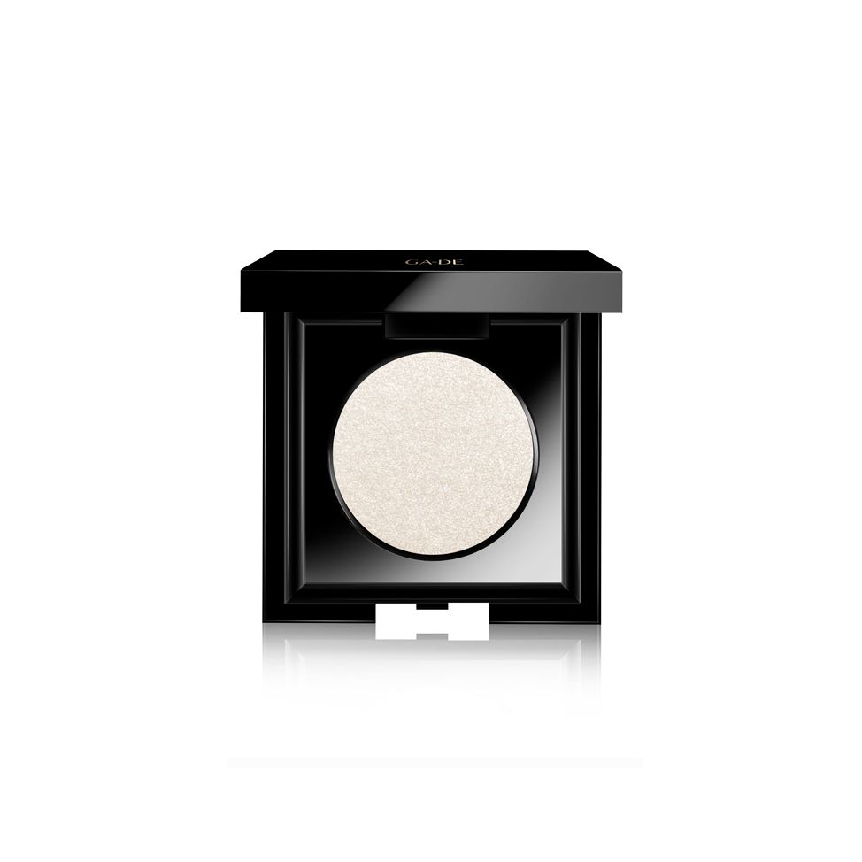 Palette de fard à paupières carrée noire avec fard à paupières clair et rond. Le couvercle est ouvert. Le nom de la marque est visible en haut.