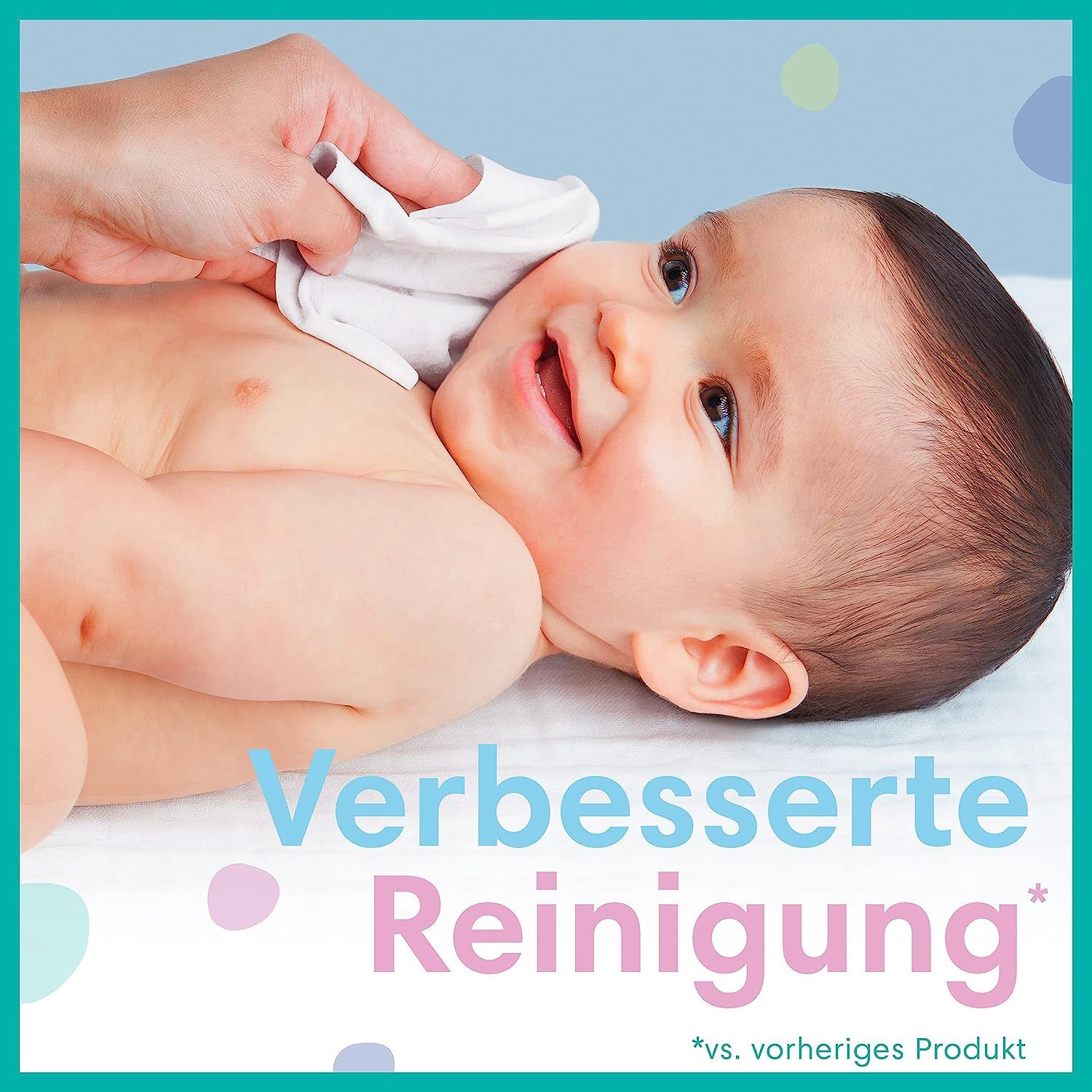 Bébé sur un support. Une main nettoie le bébé avec une lingette. Texte : "Nettoyage amélioré".