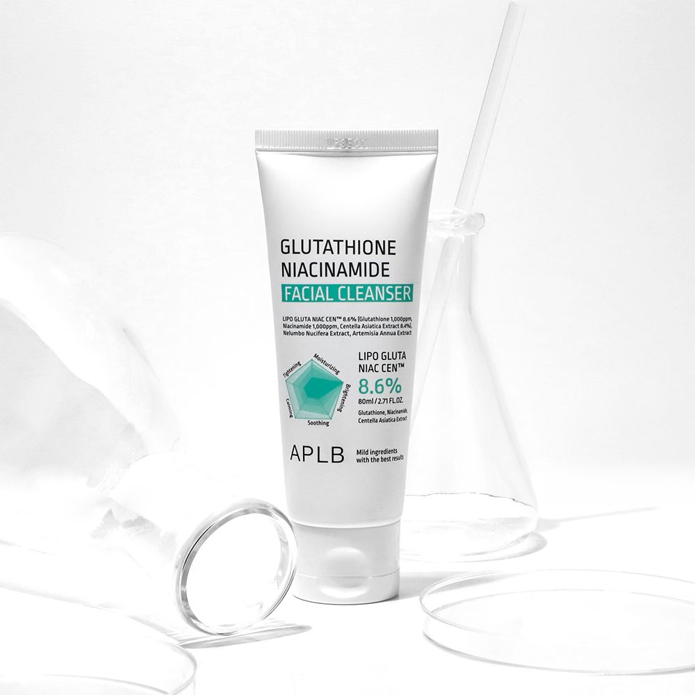 Tube de nettoyant visage à côté d'équipements de laboratoire. Contient 8,6% Lipo Gluta Niac Cen.