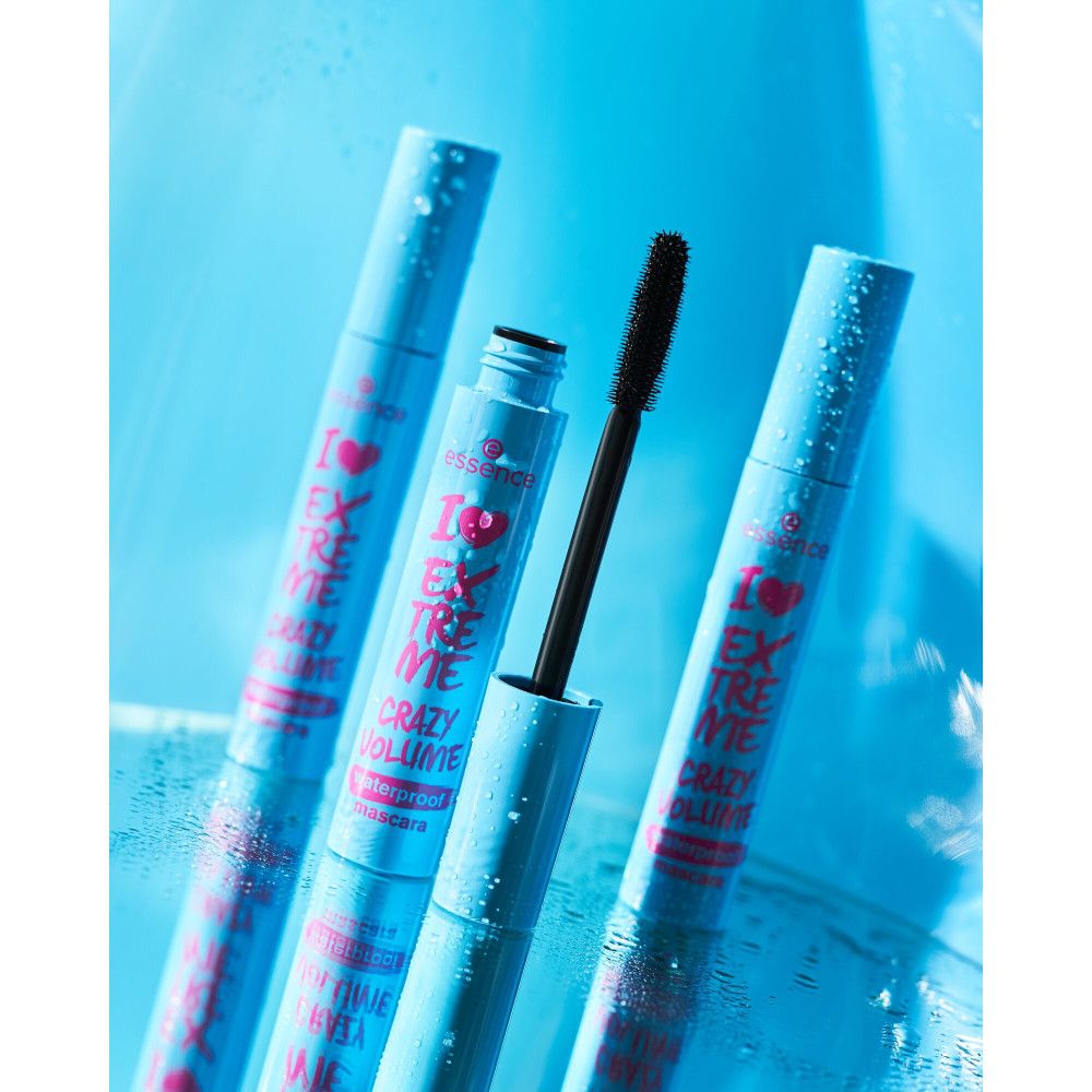 Trois tubes de mascara turquoise, un ouvert avec brosse. Texte rose "I Love Extreme Crazy Volume Waterproof Mascara".