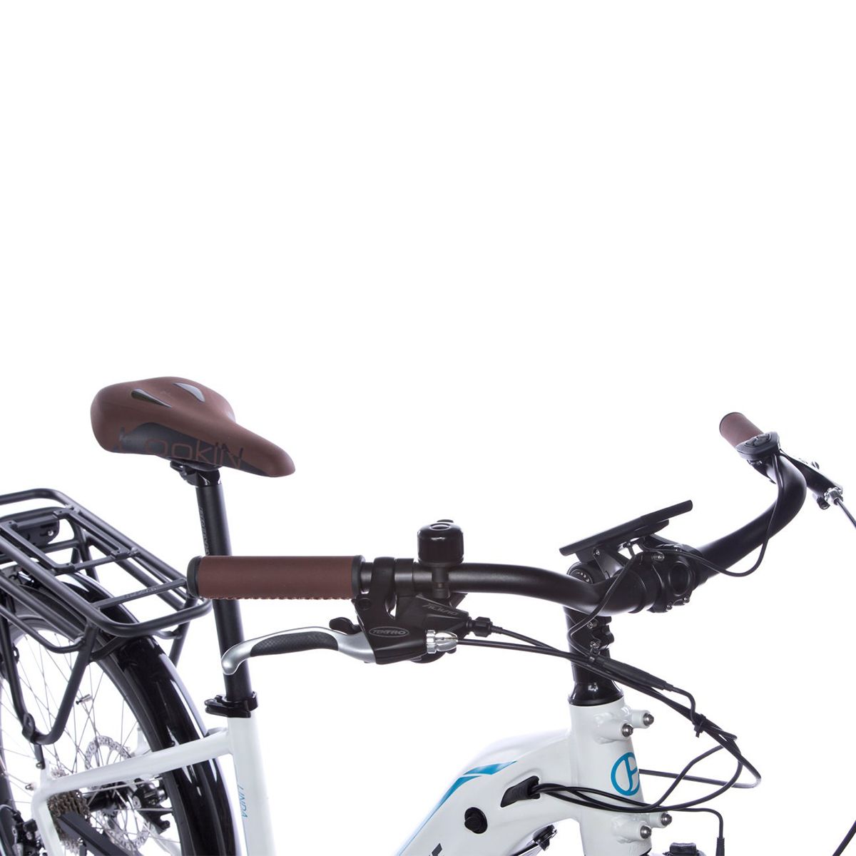 Gros plan sur le guidon d'un vélo électrique blanc. Poignées marron, selle marron. Détails noirs.