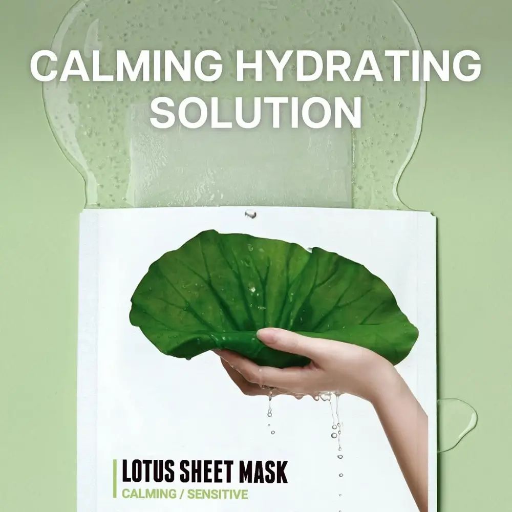 Verpakking van ROVECTIN Lotus Sheet Mask. Witte verpakking met groen lotusblad en hand. Tekst: Lotus Sheet Mask, Calming/Sensitive.
