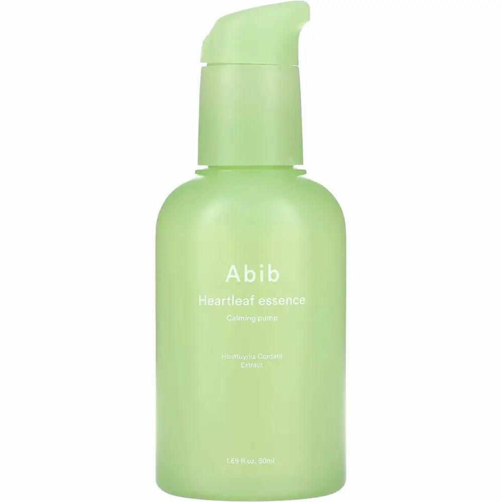 Flacon vert avec pompe. Inscription : Abib Heartleaf essence Calming pump. Contient de l'acide hyaluronique. En bas : 1,69 fl. oz. 50 ml.