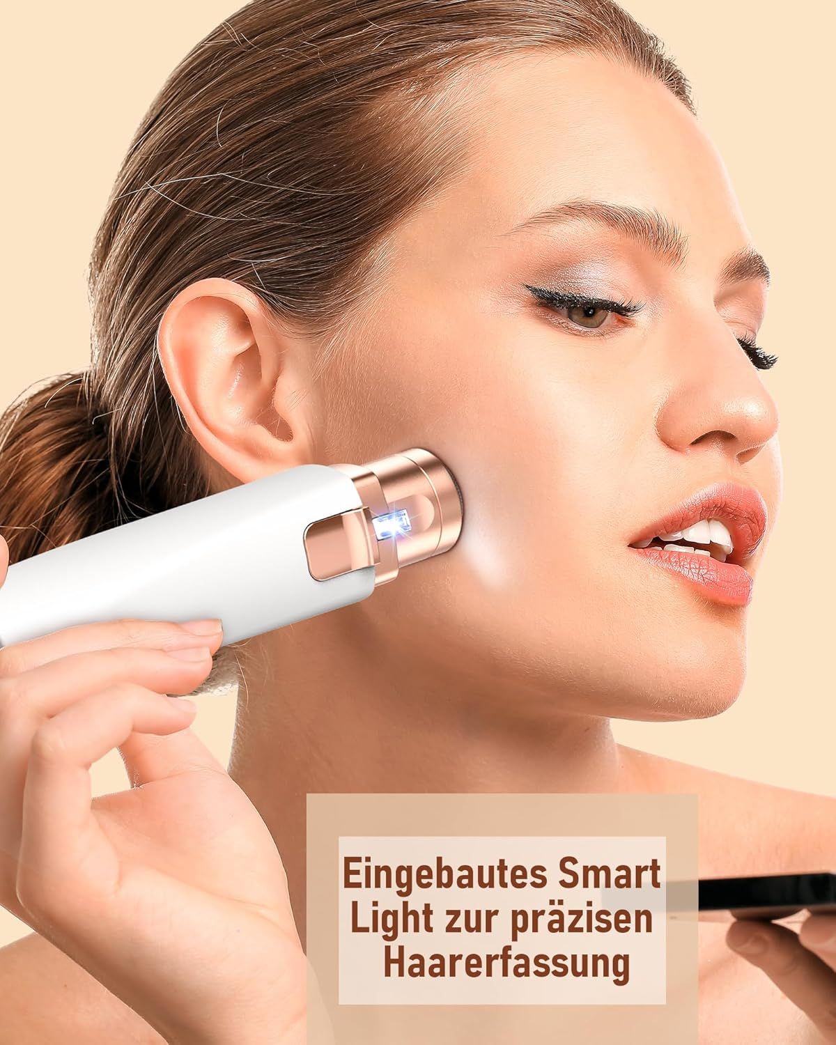 Appareil blanc avec des accents dorés. Femme utilisant l'appareil sur son visage. Lumière intelligente intégrée pour une détection précise des poils.