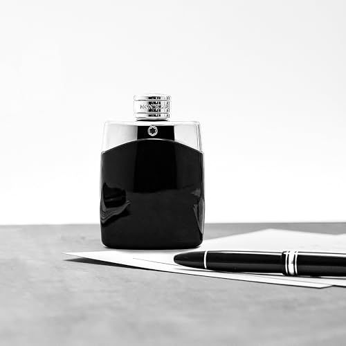 Montblanc Legend Eau de Toilette flacon op een tafel met pen.