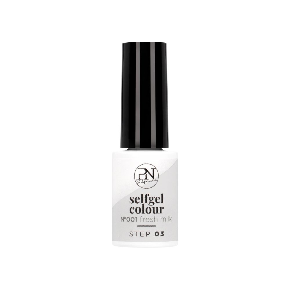 Un flacon de vernis à ongles avec un bouchon noir. Sur le flacon, on lit "PN selfgel colour N001 fresh milk STEP 03".