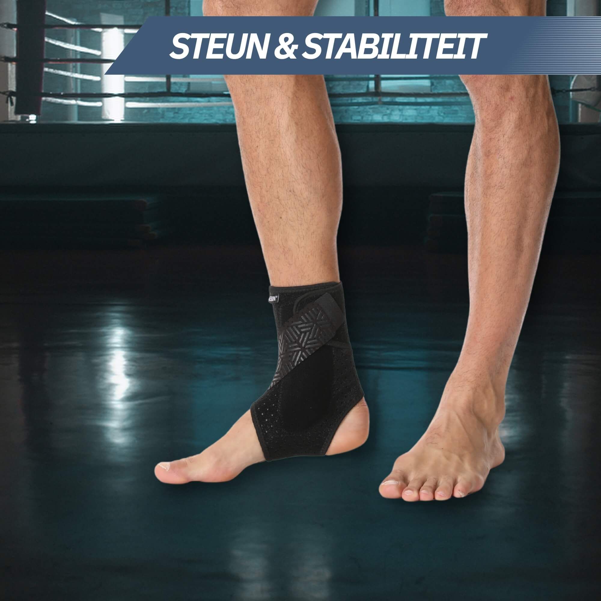 Chevillère noire à motif, portée sur une jambe.