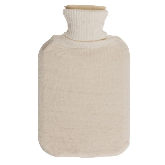 Crèmekleurige warmwaterkruik met gebreide hoes. Zonder opschrift. Productaanzicht.
