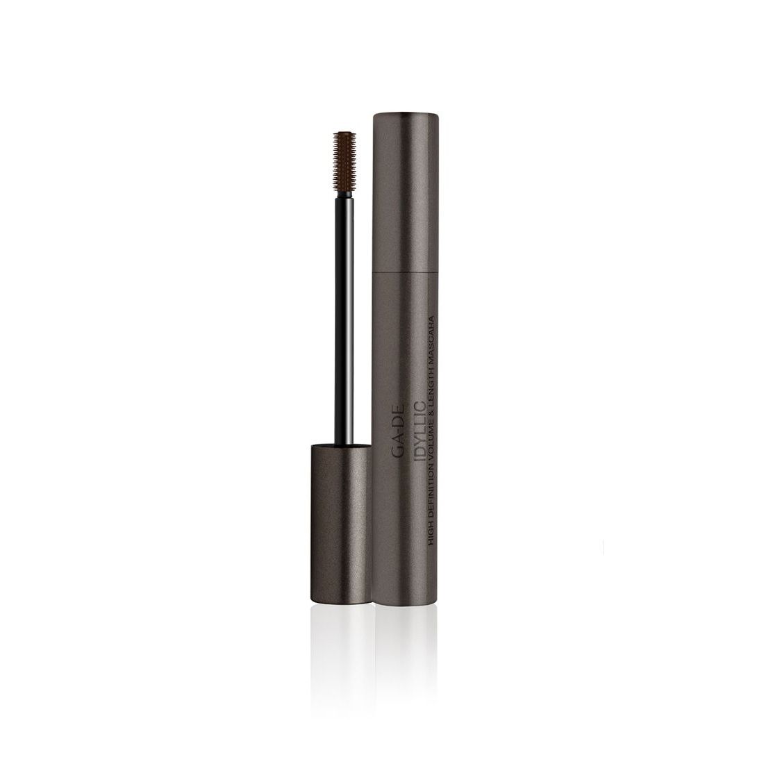 Mascara Ga-De Idyllic. Brosse et tube de mascara brun foncé. Inscription: Idyllic, Volume & Lenght.