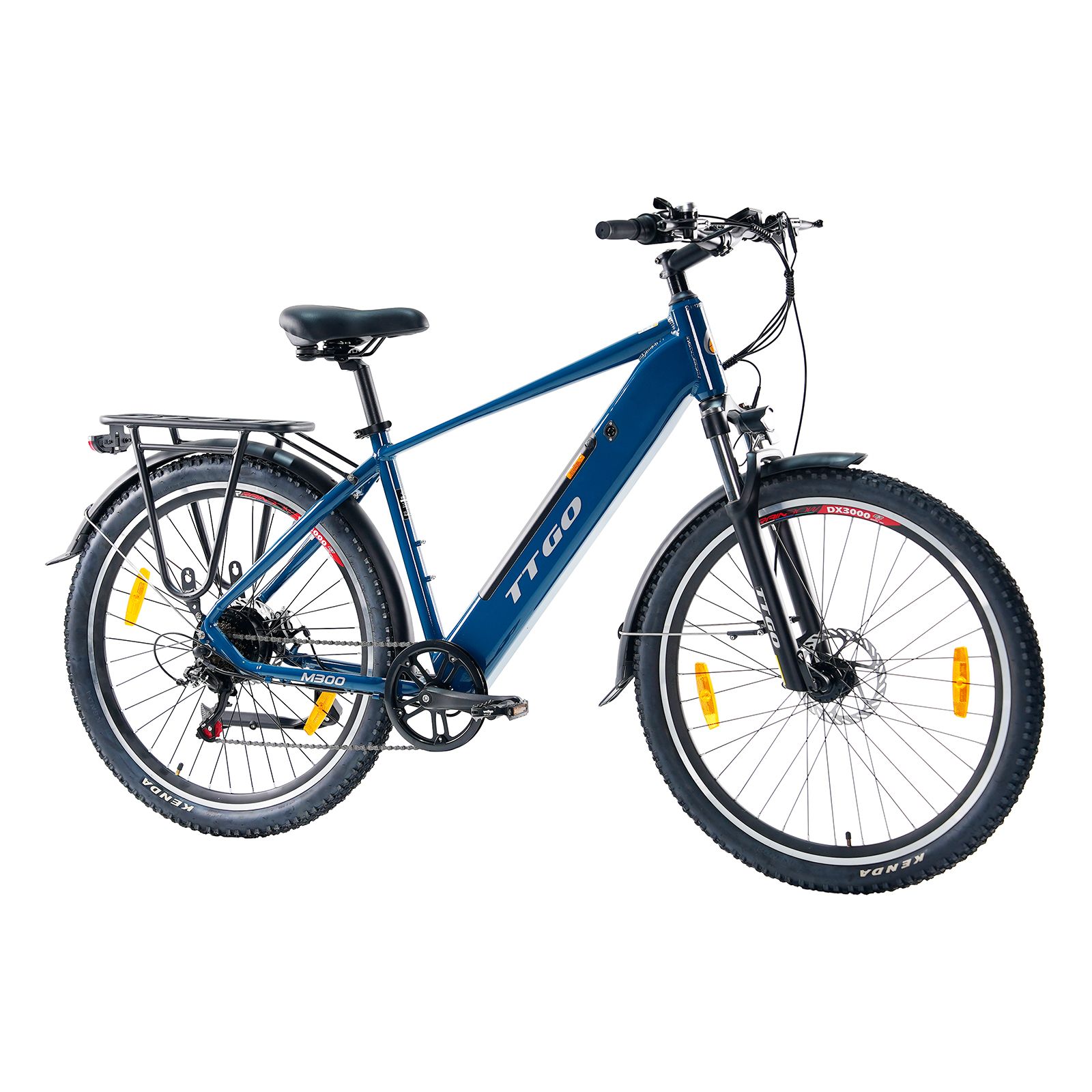 Vélo électrique bleu avec porte-bagages, garde-boue et logo TTGO. Pneus noirs avec réflecteurs jaunes.