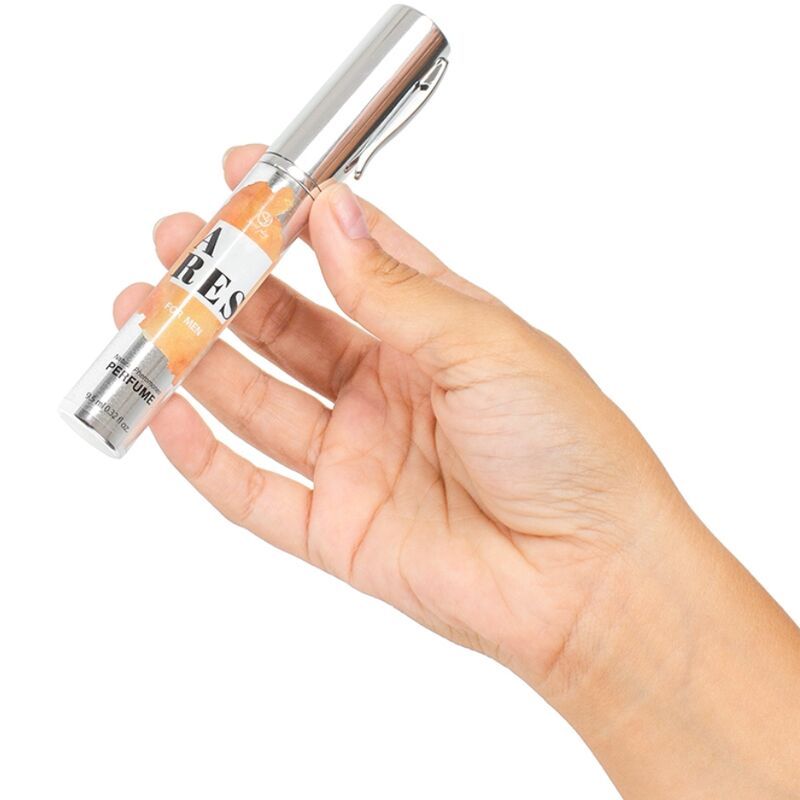 Cilindrische fles met zilveren dop, vastgehouden in een hand. Opschrift "ARES" en "PERFUME".