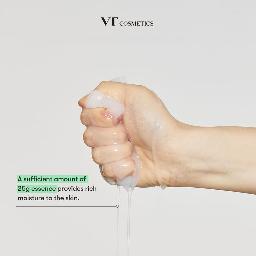 Hand drukt product uit. Tekst: VT COSMETICS, 25g essence provides rich moisture to the skin.