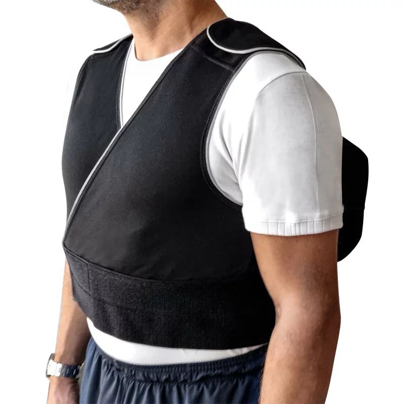 Gilet noir avec bordure blanche, porté par une personne. Vue latérale. Un élément rectangulaire est fixé au dos.