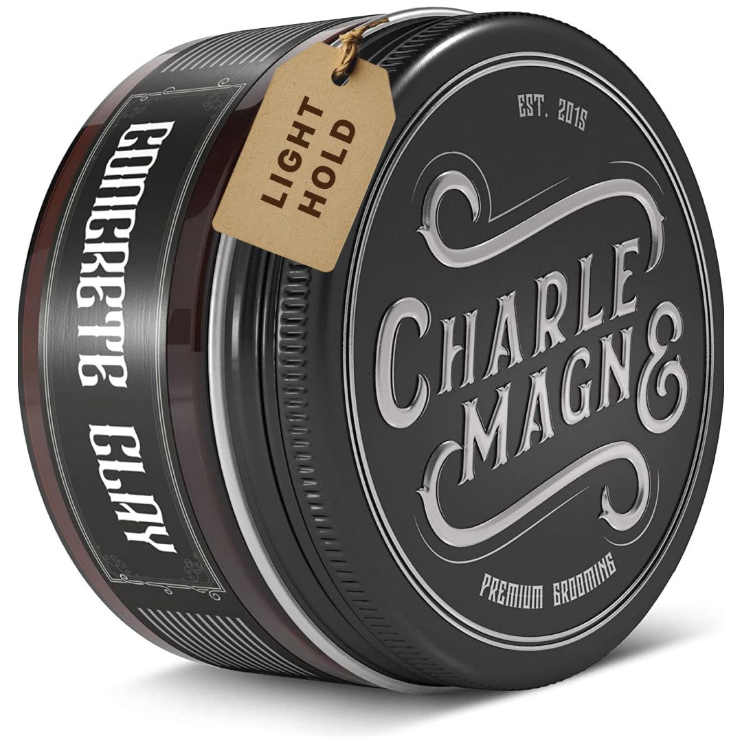 Ronde container met zwart deksel en etiket. Opschriften: "CONCRETE CLAY" en "CHARLE MAGN & PREMIUM GROOMING".