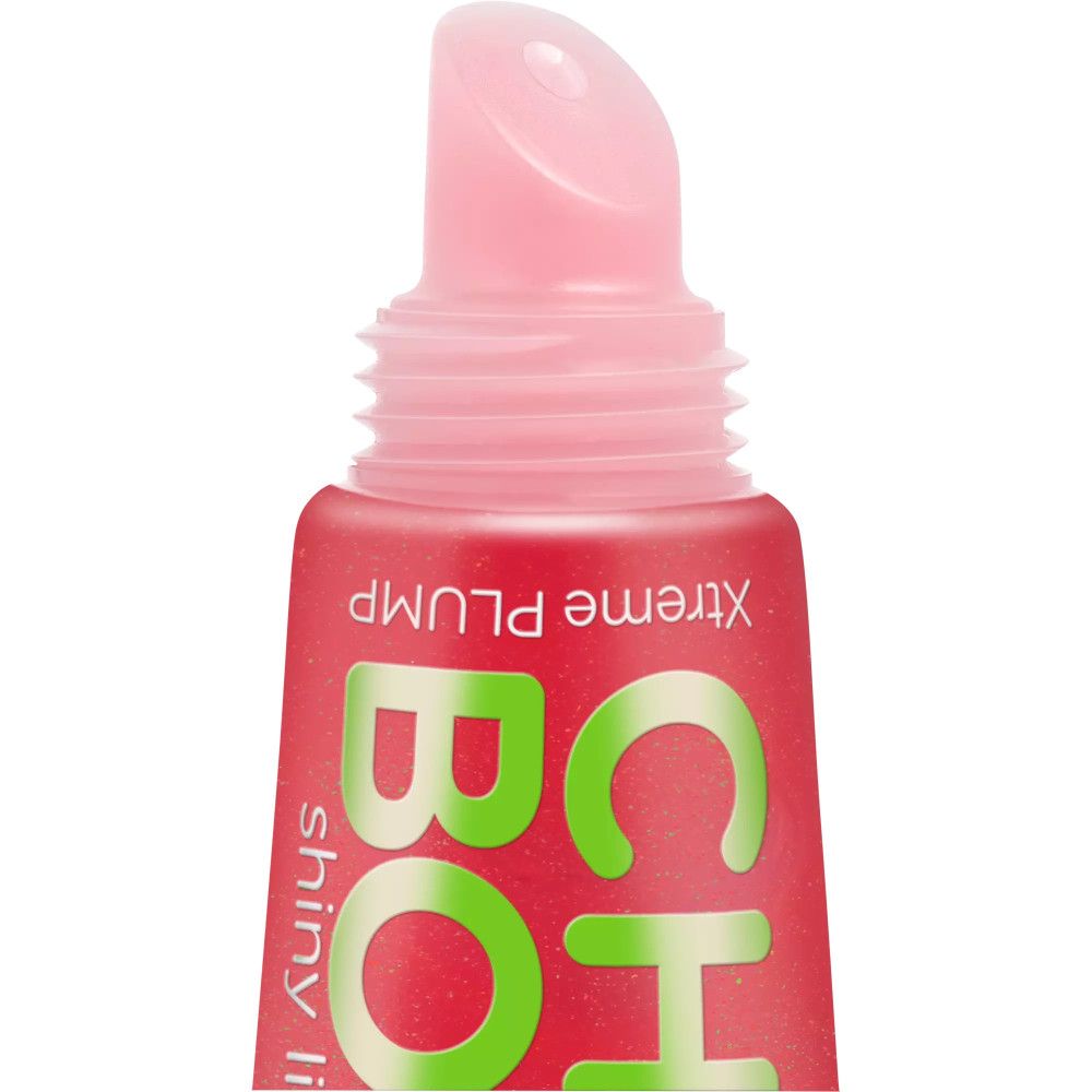 Close-up van de applicator van een Essence Chili Bomb lipgloss. Roze applicator, schroefdop, rode tube body.