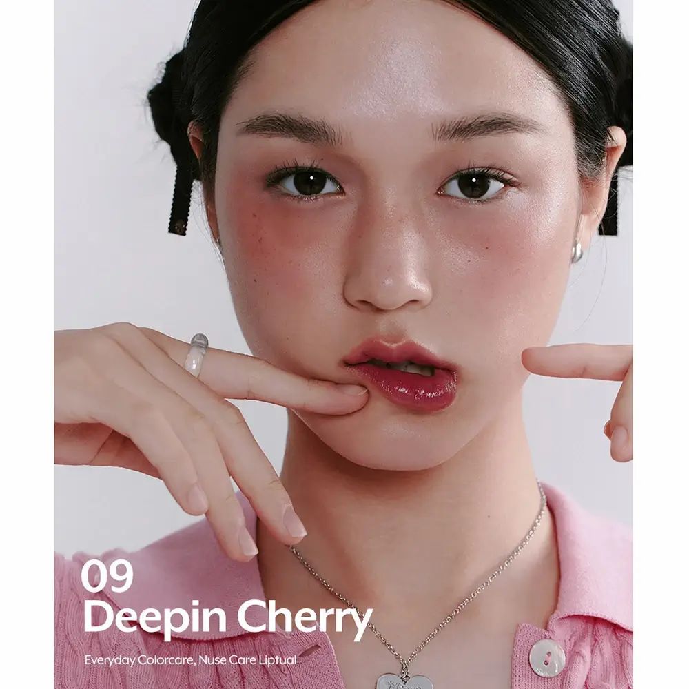 Vrouw met lipgloss. Tekst: "09 Deepin Cherry". Merk "Everyday Colorcare, Nuse Care Liptual".