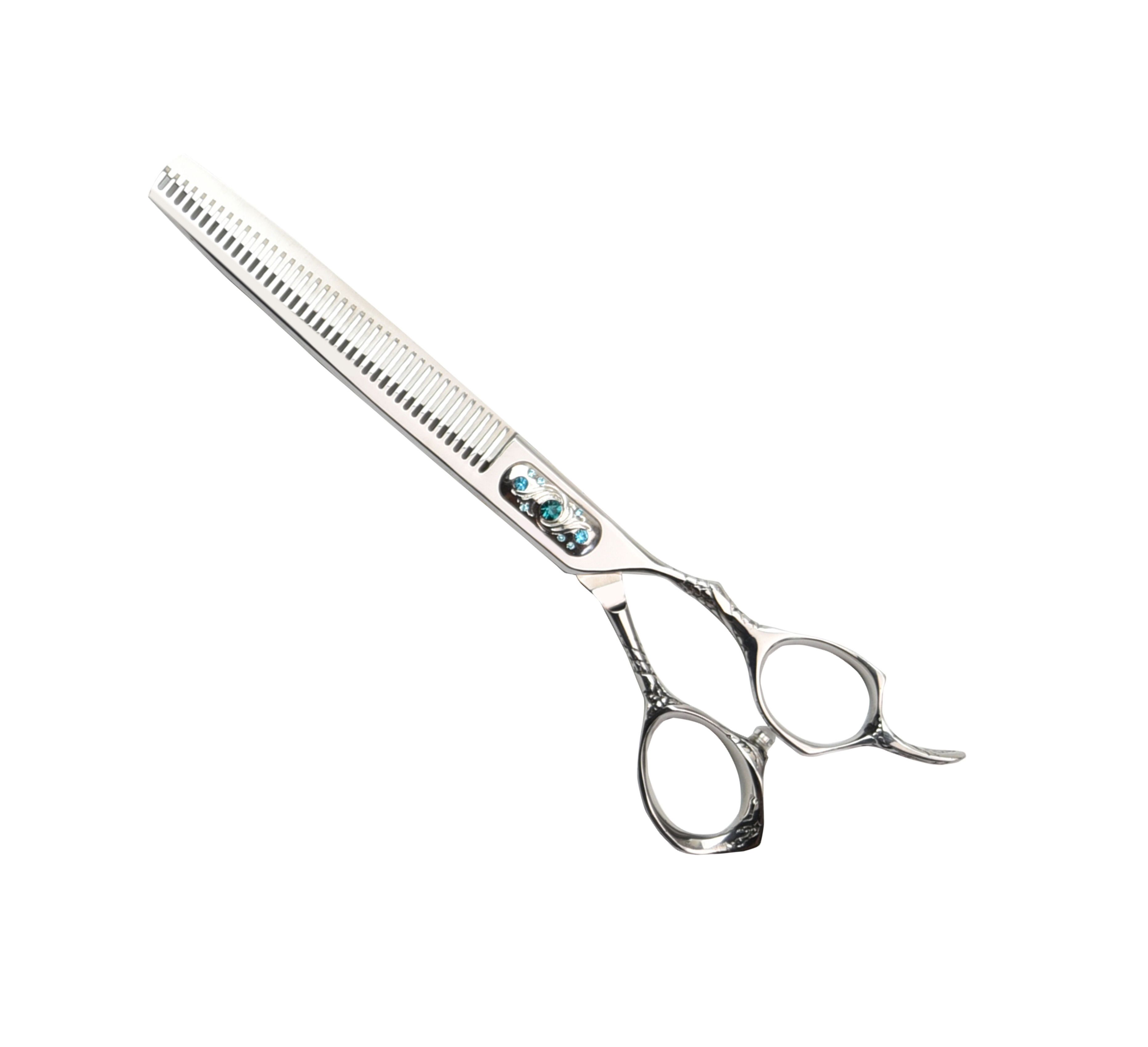Ciseaux de coiffure argentés à denture unilatérale. Poignées à motifs floraux. Éléments décoratifs avec accents bleutés.