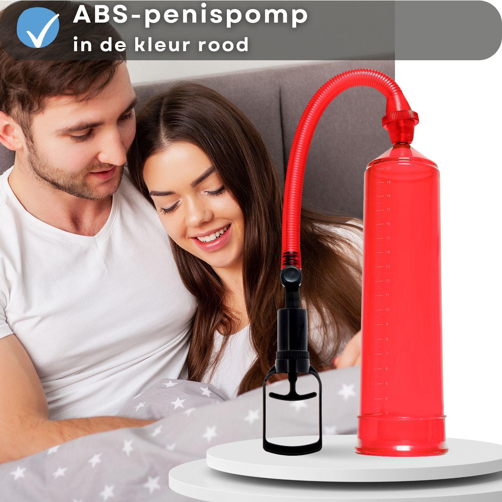 Rode penis pomp met pompbal. Paar in bed. Tekst: ABS-penispomp, rood.
