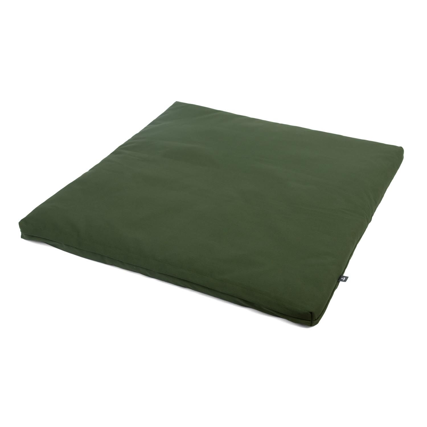 Een rechthoekige, donkergroene meditatiemat op een witte achtergrond.