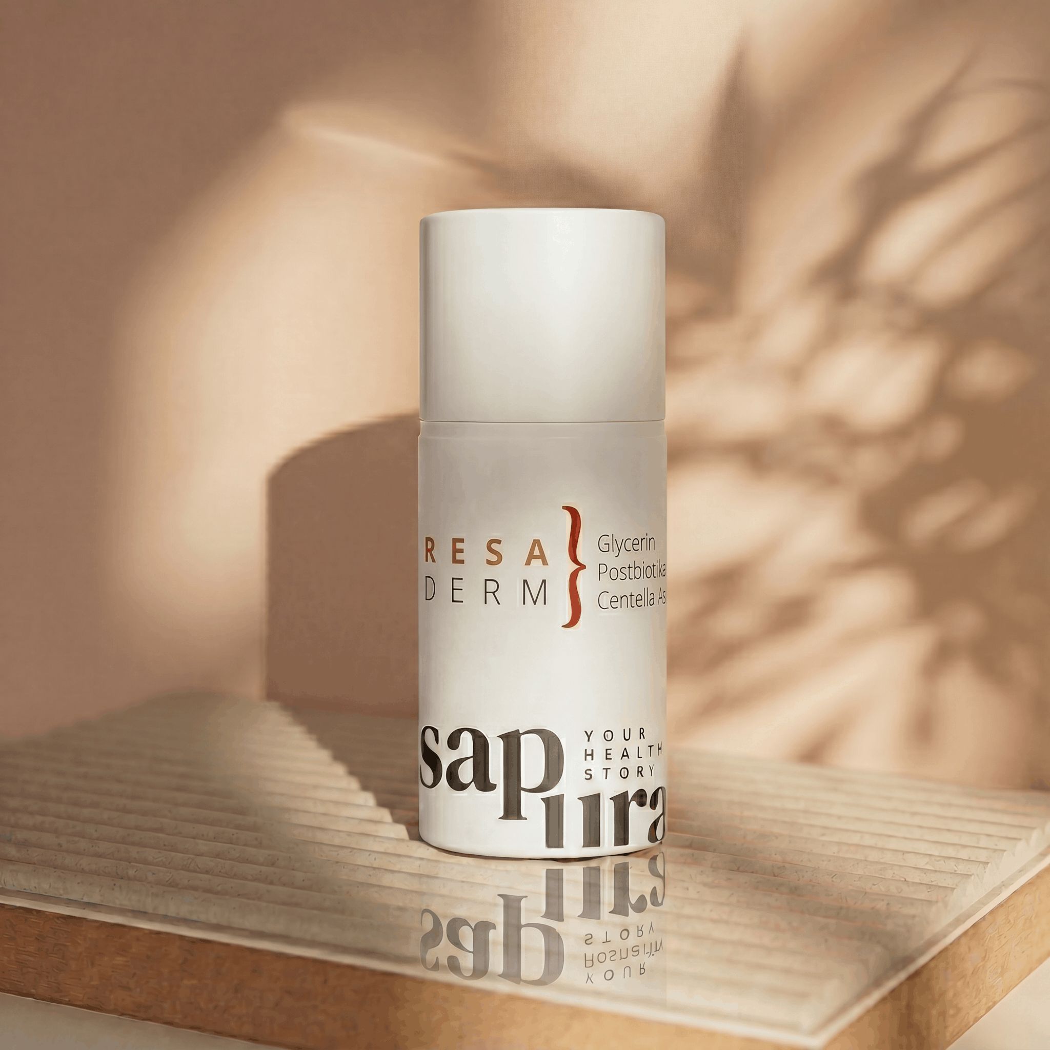 Flacon pompe blanc sur une plaque de verre avec ombres. Le produit contient glycérine, postbiotiques, Centella Asiatica.
