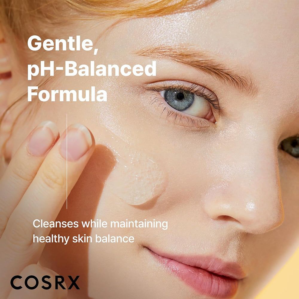 Close-up van een gezicht met een zachte, pH-gebalanceerde formule. COSRX-logo linksonder.