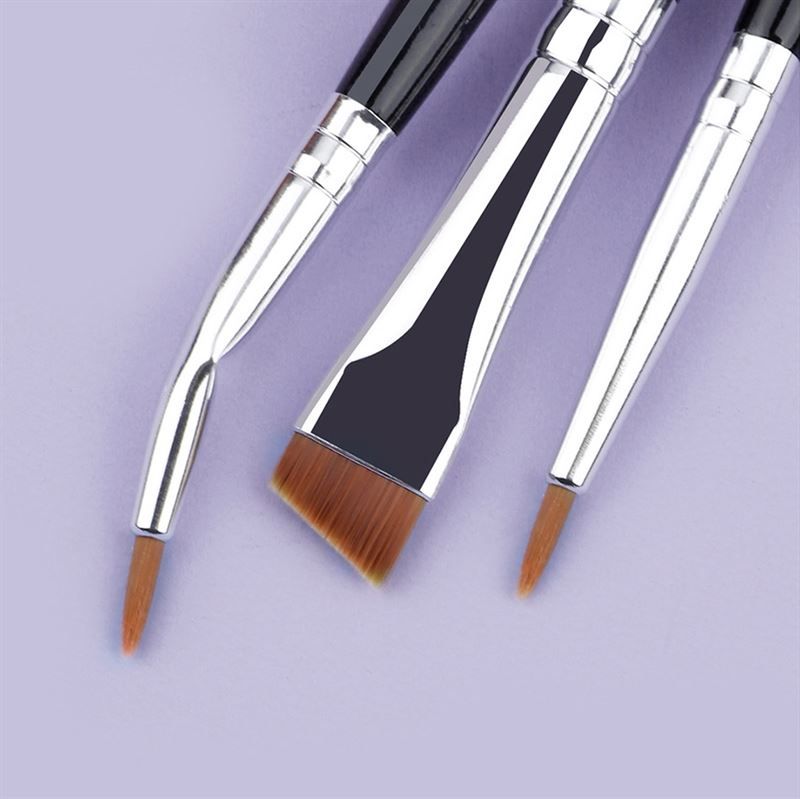 Drie precisie oogmake-up kwasten met zwarte handvatten en zilveren hulzen.