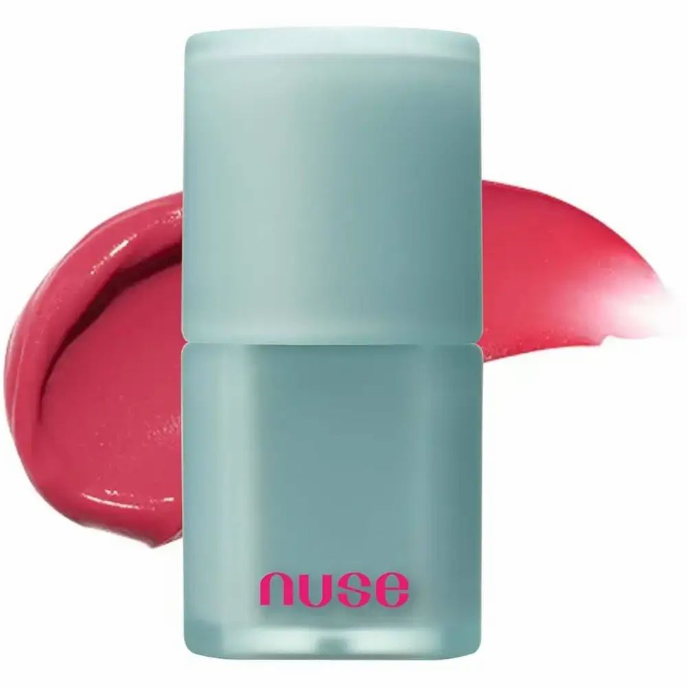 Lichtblauwe lipstickcontainer met roze woordmerk "nuse" en roze lipstickmonster.