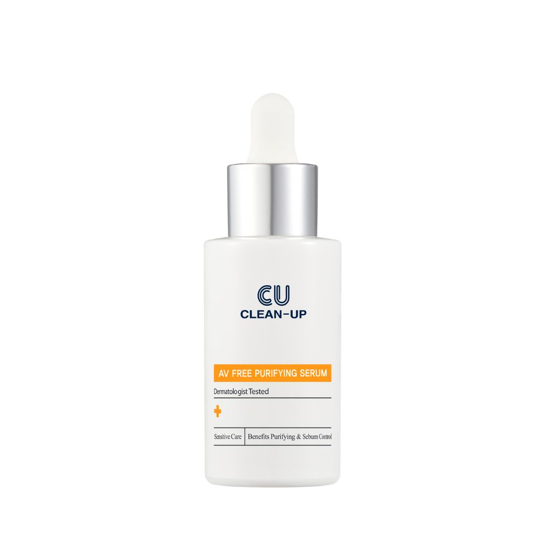 Witte fles met zilveren dop en pipet. Opschrift: CU CLEAN-UP, AV FREE PURIFYING SERUM. Dermatologisch getest.
