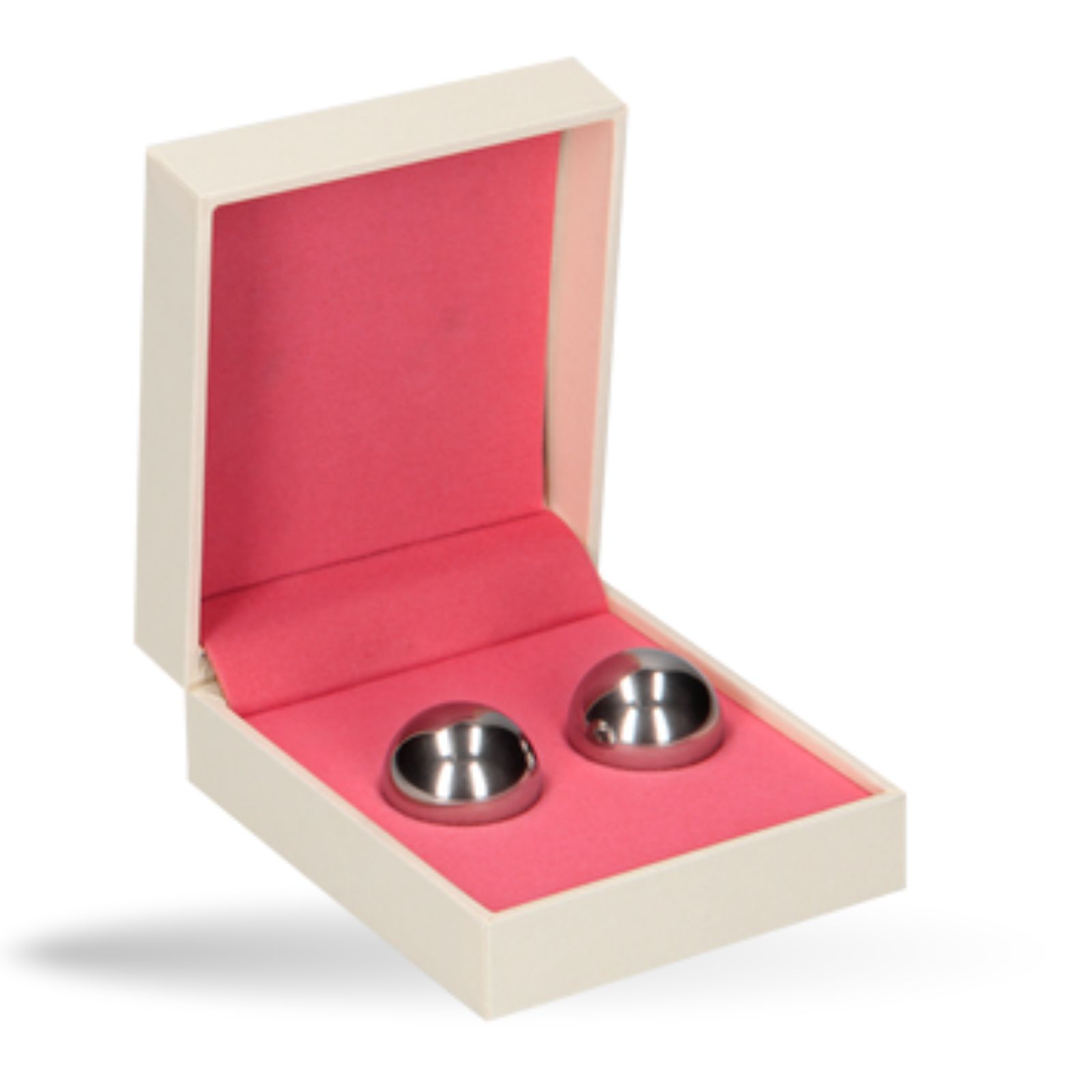 Twee metalen ballen in een doos. Doos met roze voering. Op witte achtergrond.