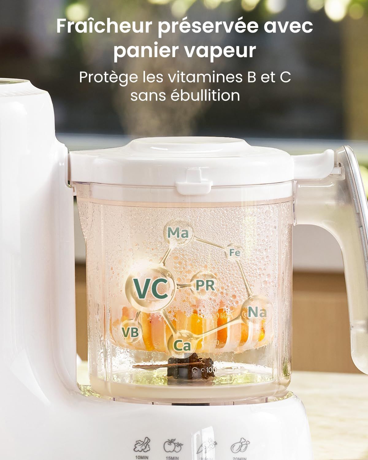 Un cuiseur vapeur blanc pour bébé avec un récipient transparent contenant des fruits et légumes. Les vitamines sont mises en évidence par un schéma moléculaire.