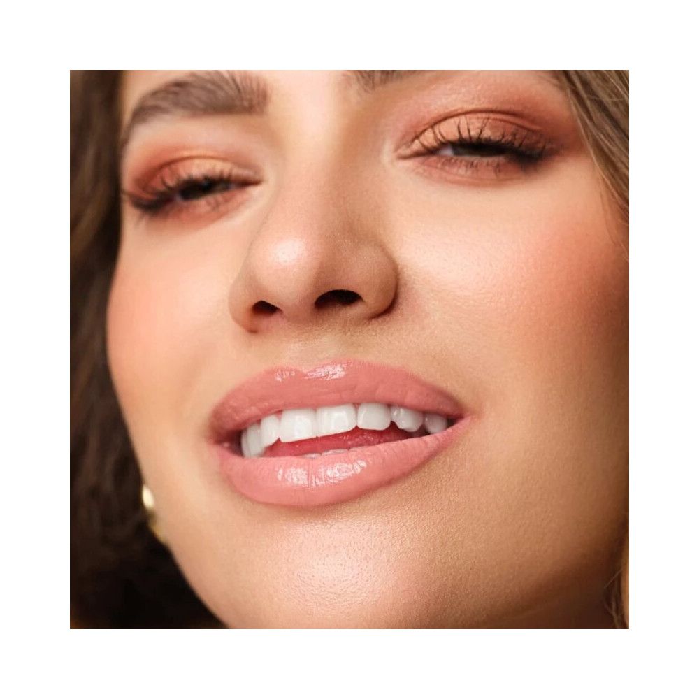 Close-up van een gezicht met opgemaakte lippen. De lippen zijn opgemaakt met Artdeco Plumping Lip Fluid.