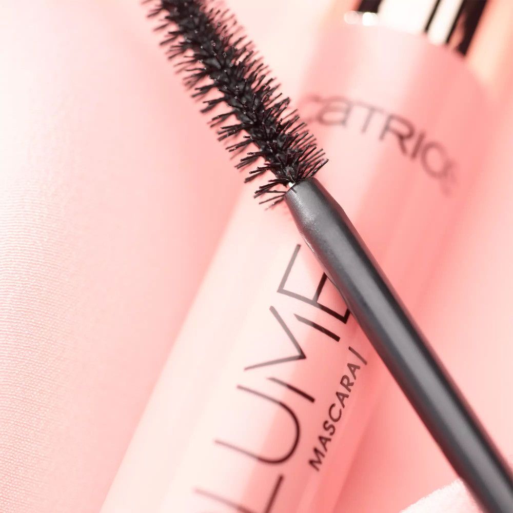 Mascara-borstel voor roze mascara-tube. Borstelharen zichtbaar. Productnaam en merk.