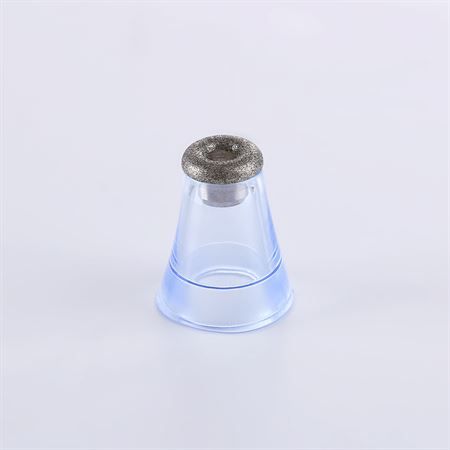 Embout pour appareil de soin de la peau avec surface granuleuse et base transparente.