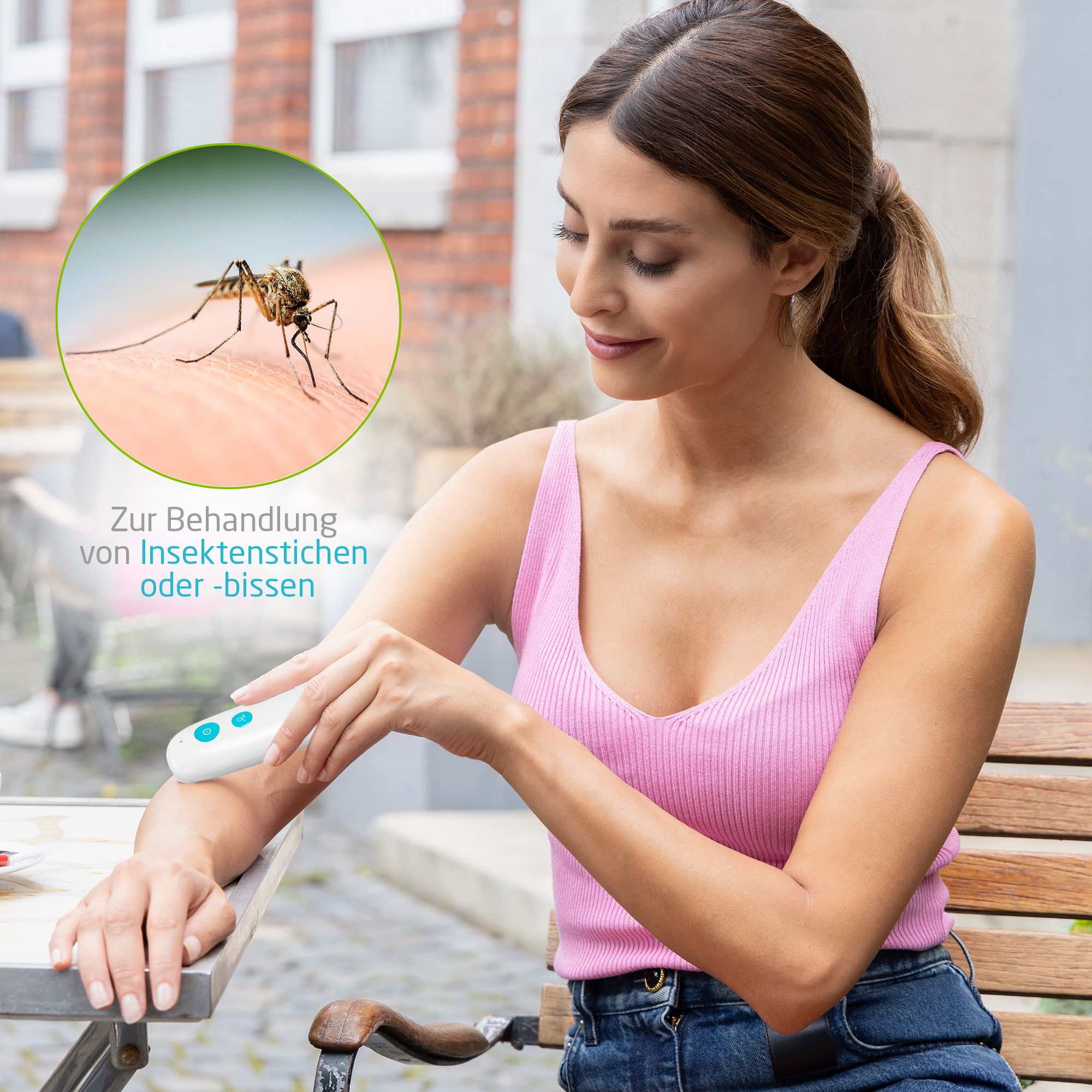 Vrouw met een apparaat tegen insectenbeten op haar arm, close-up van een mug in een cirkel.