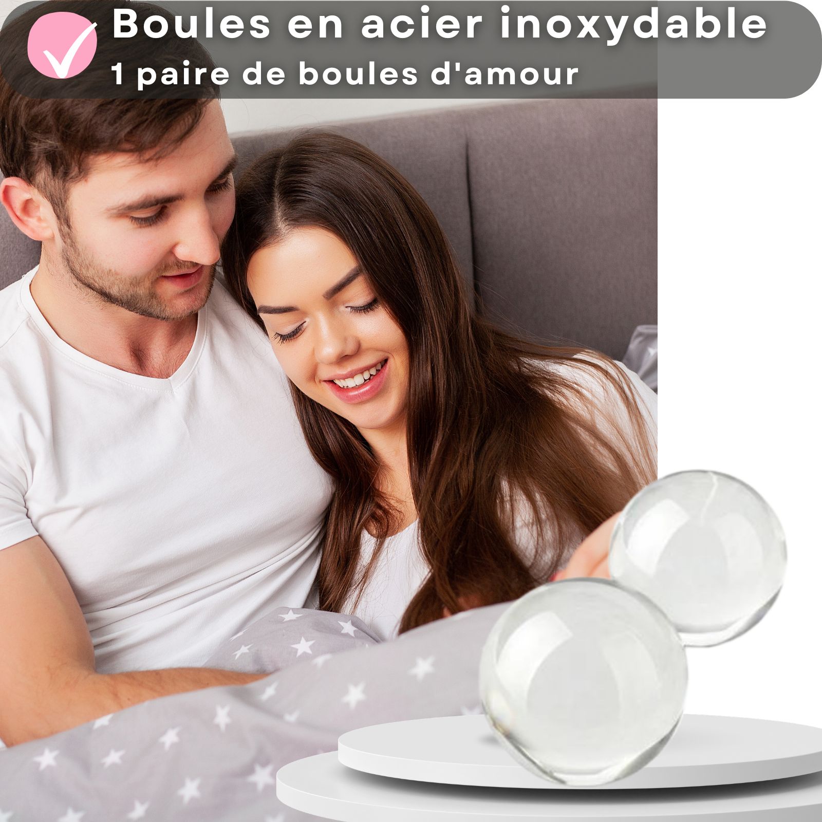 Deux boules transparentes en acier inoxydable sur des socles, couple au lit en arrière-plan.