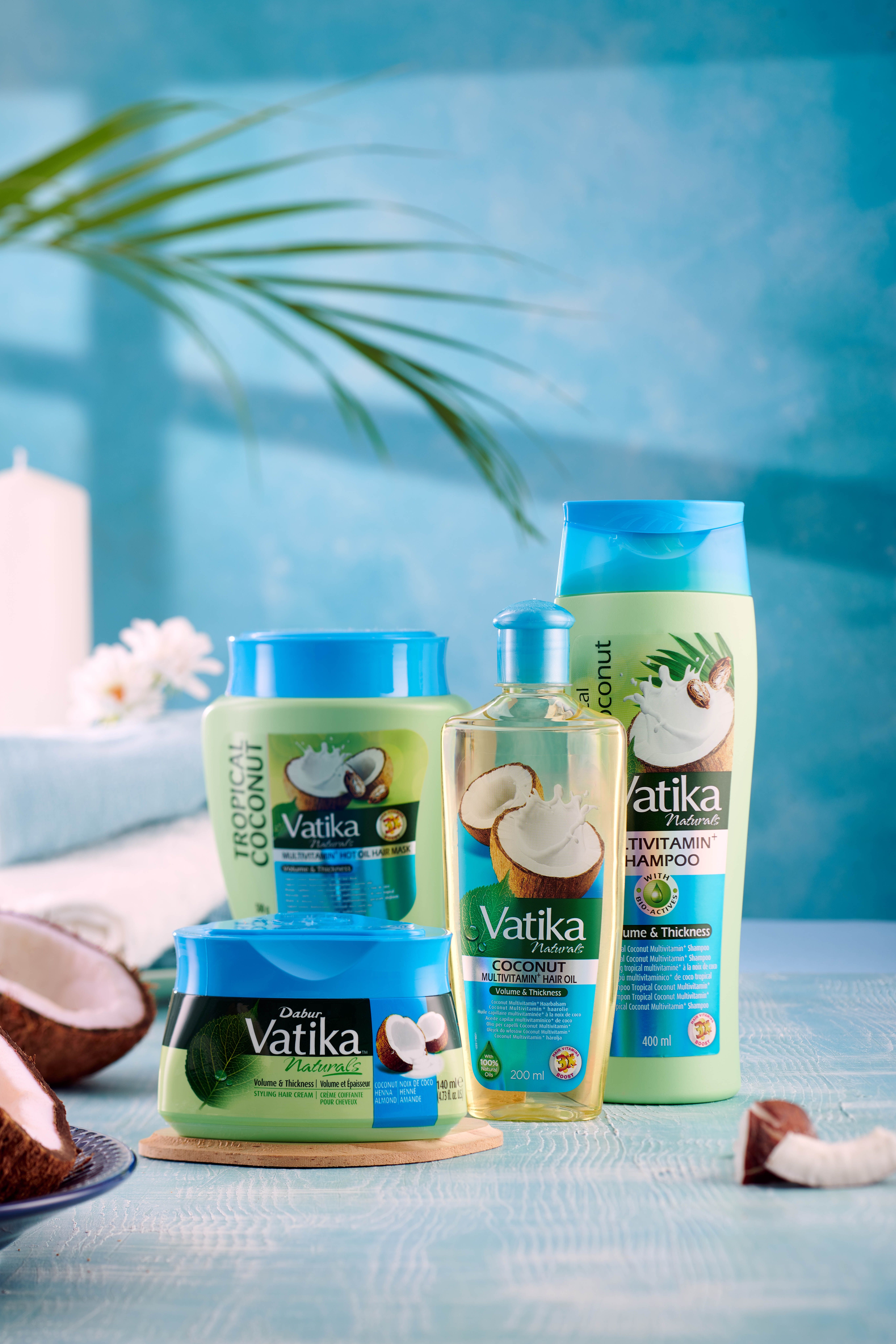 Vatika Naturals productlijn: haarolie, shampoo en crèmes. Opschrift: Coconut. Blauwe en groene verpakkingen. Kokosnoot illustraties.