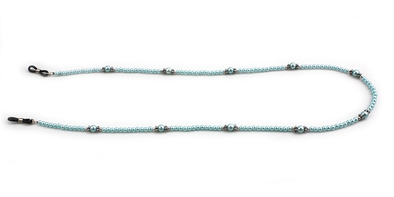 Cordon à lunettes avec perles bleu clair et éléments argentés. Extrémités avec boucles pour fixation aux branches.