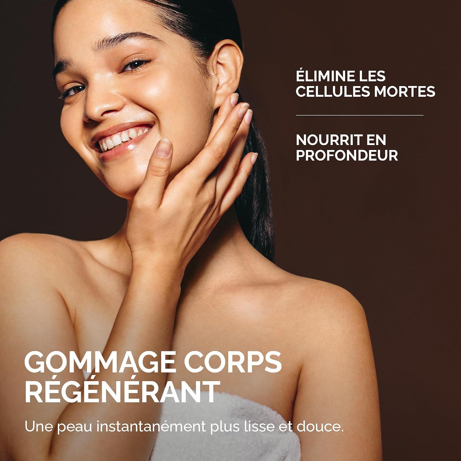 Femme à la peau lisse, gommage PraNaturals, élimine les cellules mortes.