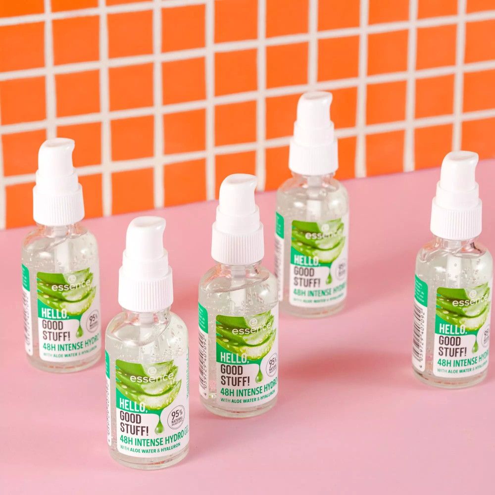 Cinq flacons de gel avec pompe. Étiquette avec aloe vera et texte: Hello, Good Stuff! 48h Intense Hydro Gel.