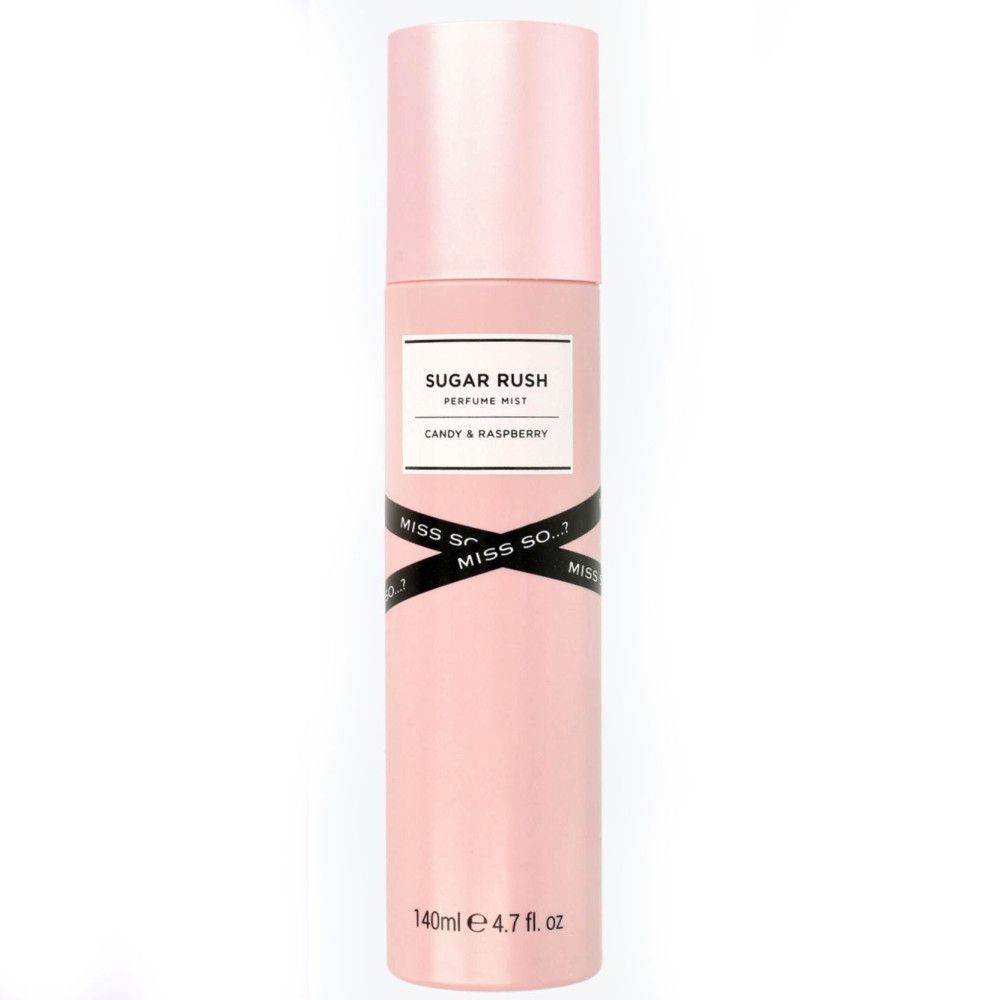 Flacon de brume corporelle rose avec étiquette blanche et ruban noir. Inscription : Sugar Rush, Candy & Raspberry. 140ml.