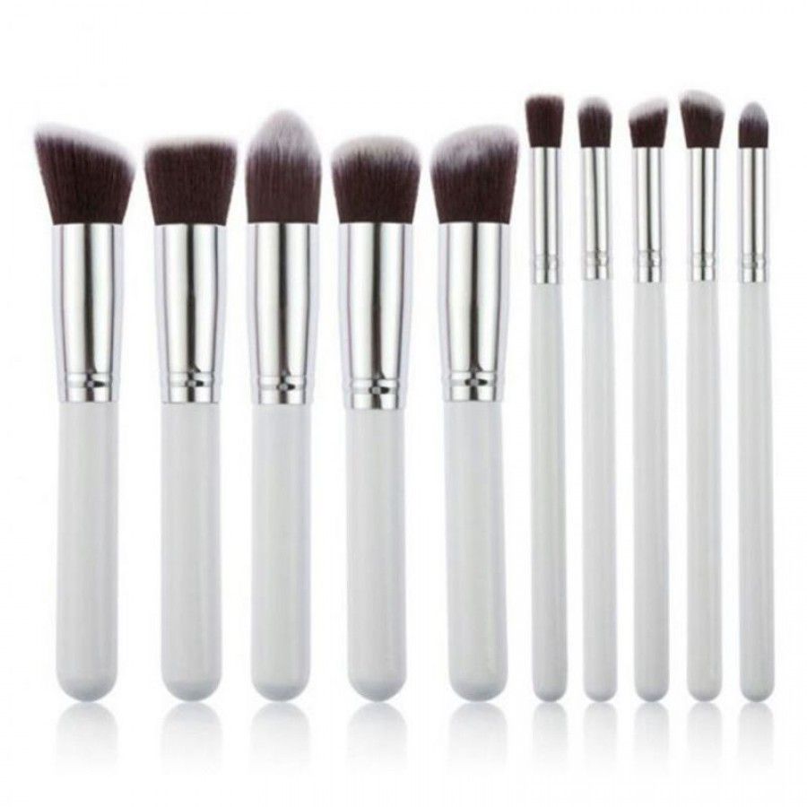 Set van 10 make-up penselen. Witte handvatten, zilveren hulzen en donkere borstelharen. Verschillende vormen en maten.